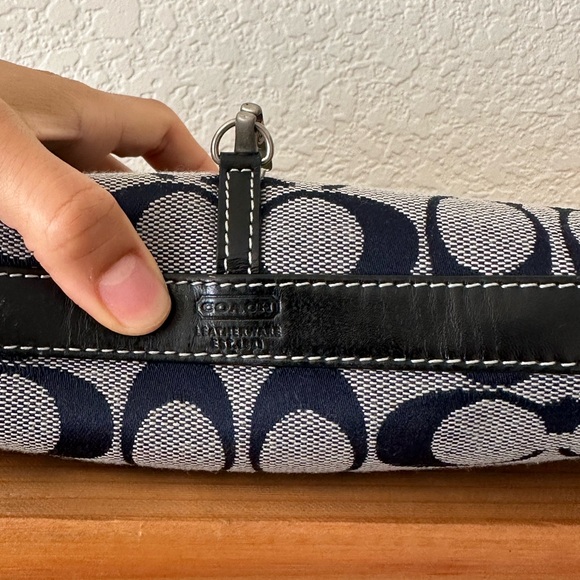 Vintage Coach Signature Sufflette Hand Bag in Navy and Black Leather - Picture 4 of 11